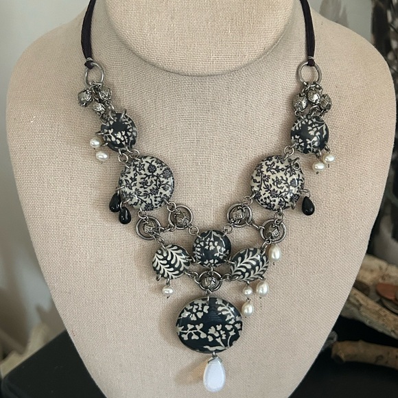 Vintage Black & White Floral Lucie Faux Pearl Bib Chandelier Necklace - Picture 1 of 3